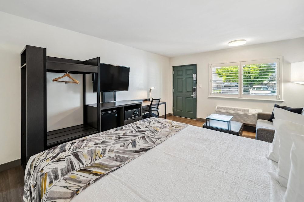 Best Western Plus Hilltop Inn Standard Room, 1 King Bed, Non Smoking (with Sofabed)