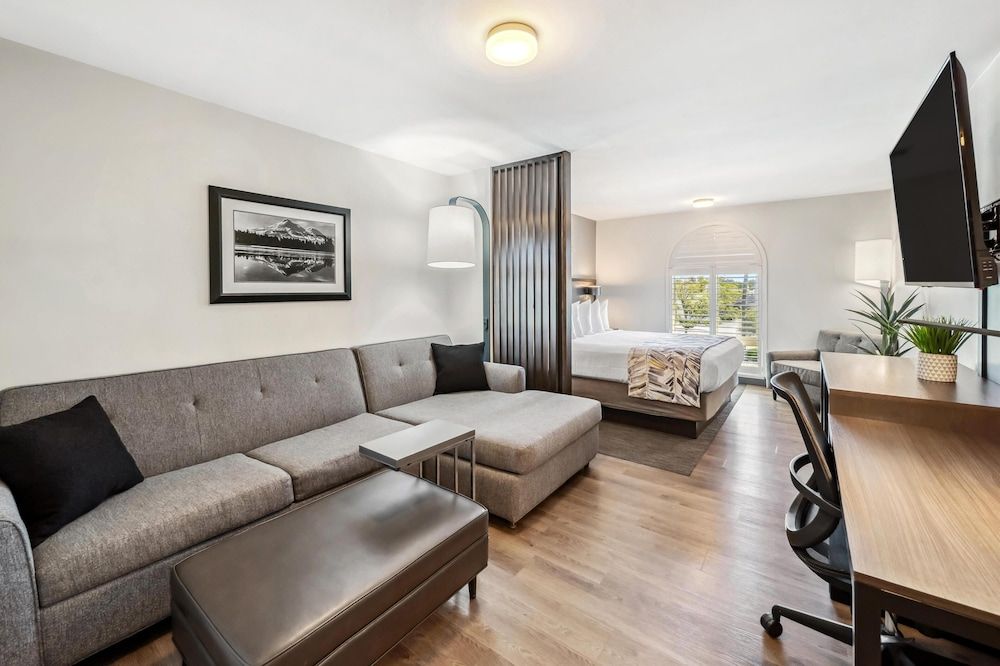 Best Western Plus Hilltop Inn