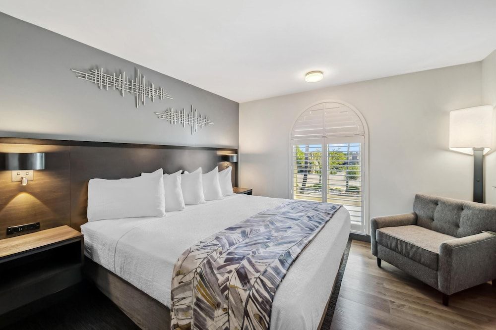 Best Western Plus Hilltop Inn Executive Suite, 1 King Bed, Non Smoking (with Sofabed) 2