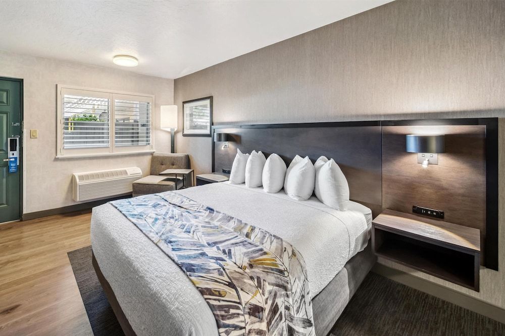 Standard Room, 1 Queen Bed, Accessible, Poolside