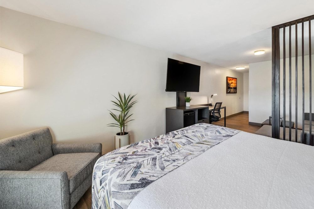 Best Western Plus Hilltop Inn Executive Suite, 1 King Bed, Non Smoking (with Sofabed) 3