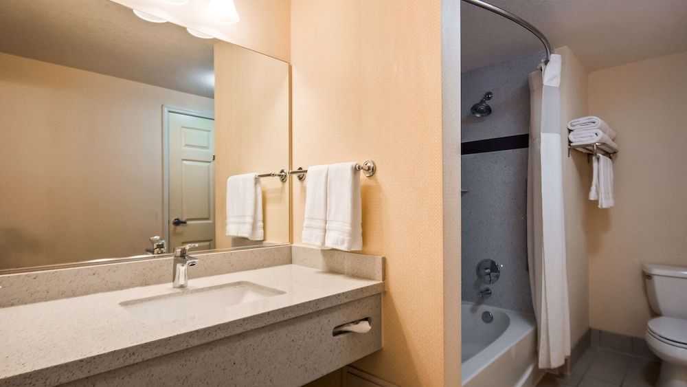 Best Western Plus Twin View Inn & Suites Family Suite, Multiple Beds, Non Smoking, Refrigerator & Microwave (with Single Sofabed) 3