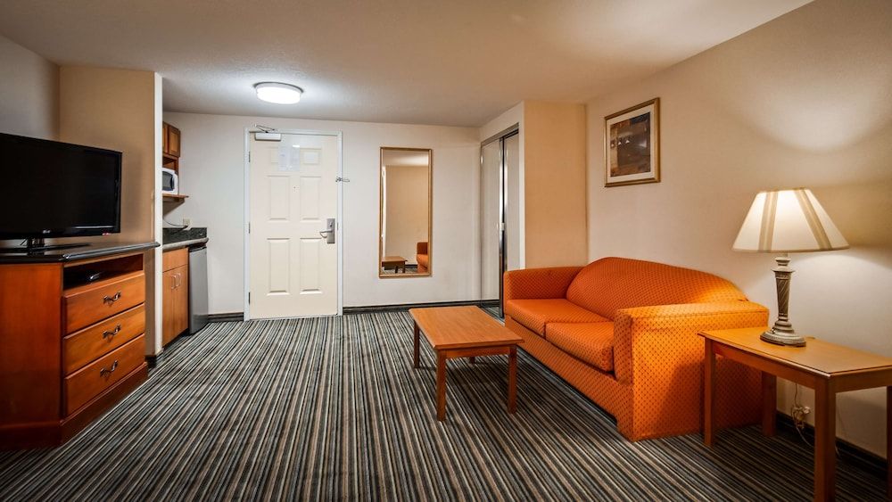 Best Western Plus Twin View Inn & Suites Family Suite, Multiple Beds, Non Smoking, Refrigerator & Microwave (with Single Sofabed) 5