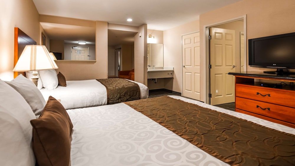 Best Western Plus Twin View Inn & Suites Family Suite, Multiple Beds, Non Smoking, Refrigerator & Microwave (with Single Sofabed) 2