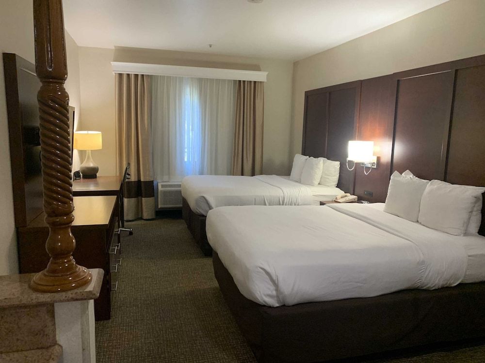 Deluxe Suite, 2 Queen Beds, Love Seat, Microwave, Mini-Refrigerator