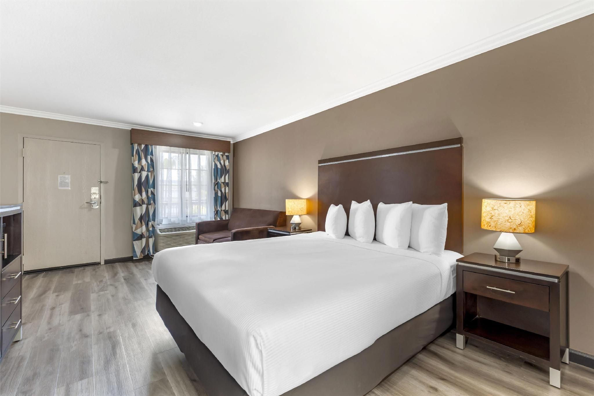 1 King Bed, NonSmoking, Oversized Room