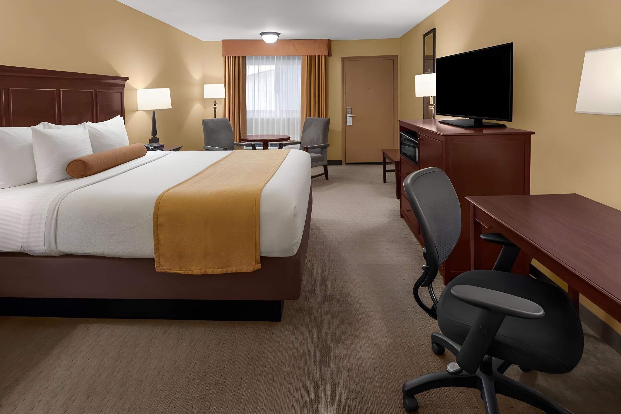 Best Western Plus Redondo Beach Inn 1 King Bed, Nonsmoking, Exterior Room 2