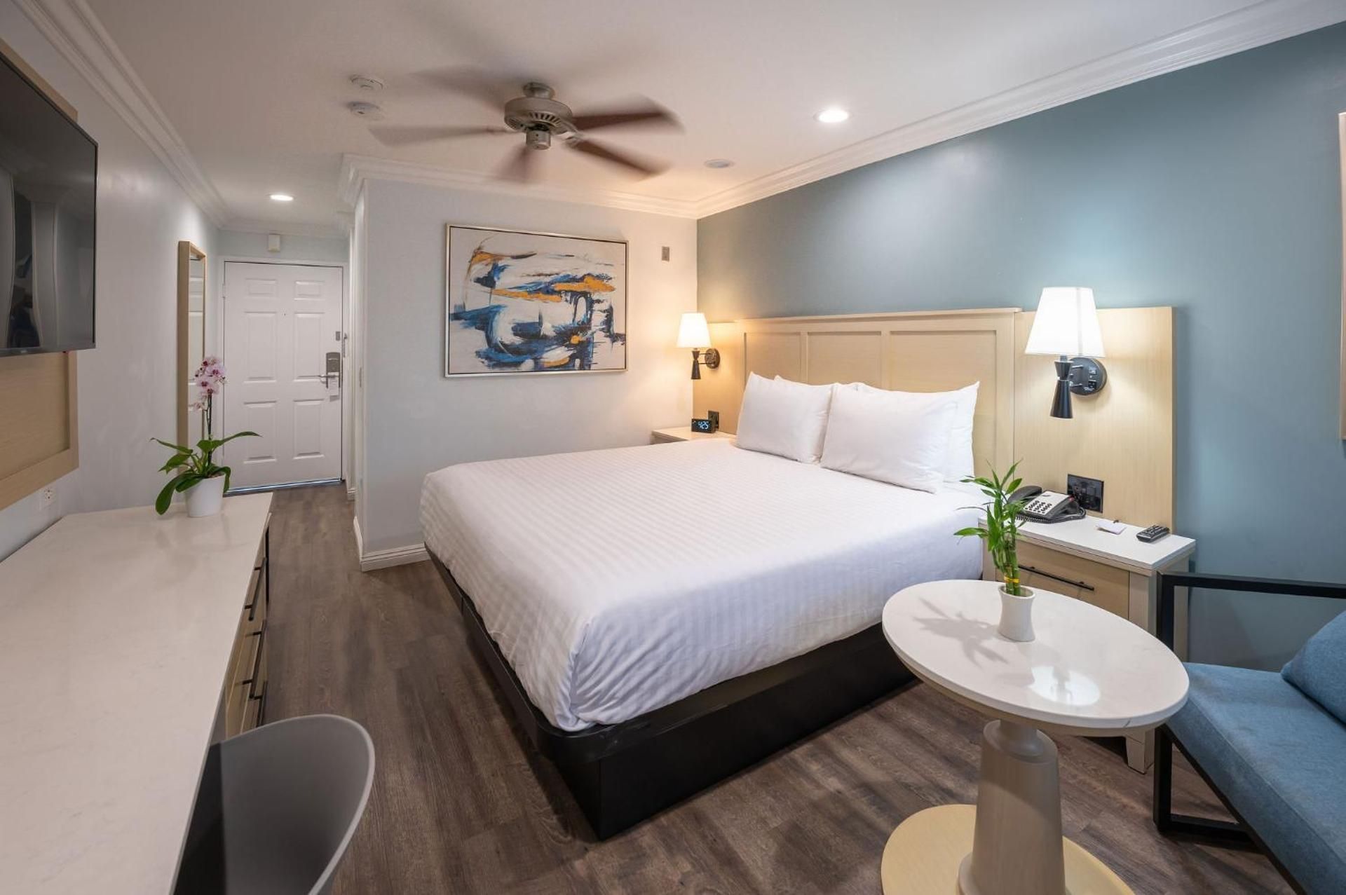 1 Queen Bed Room