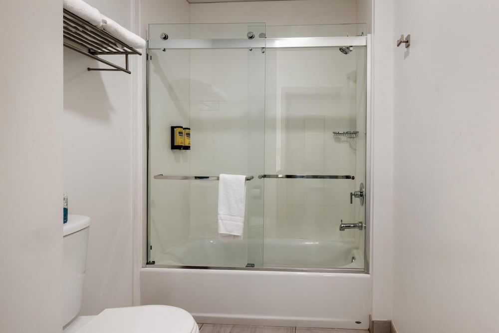 Best Western Plus Executive Suites Standard Room, 1 King Bed, Accessible, Refrigerator & Microwave 3