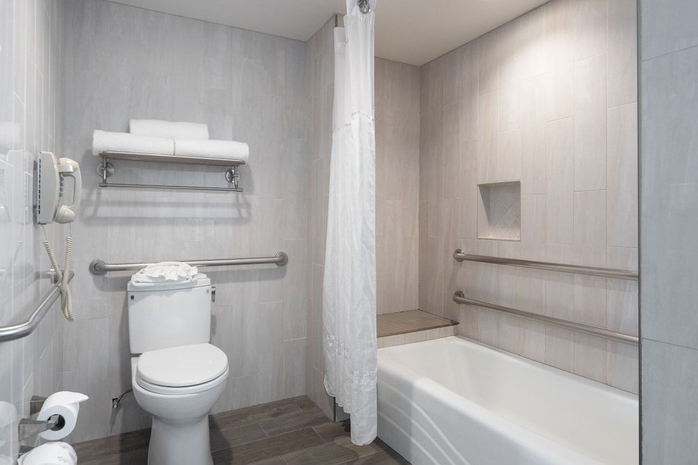 Atherton Park Inn & Suites Deluxe Room, 1 King Bed, Accessible, Bathtub 6