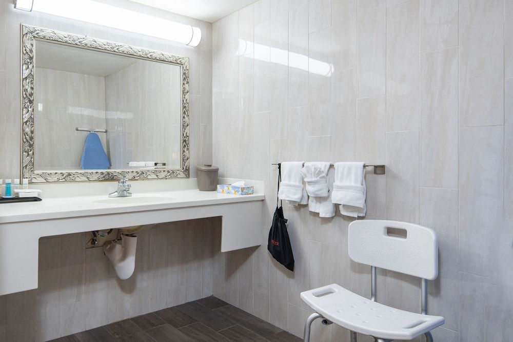 Atherton Park Inn & Suites Deluxe Room, 1 King Bed, Accessible (Roll-in Shower) 3