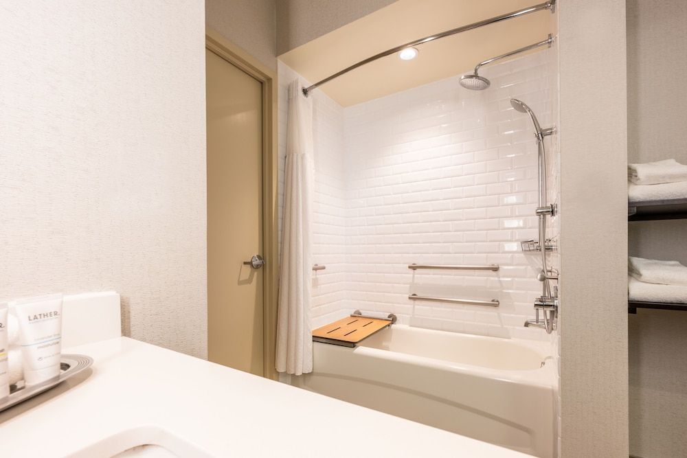 Deluxe Room, 1 King Bed, Corner (Hearing Accessible)