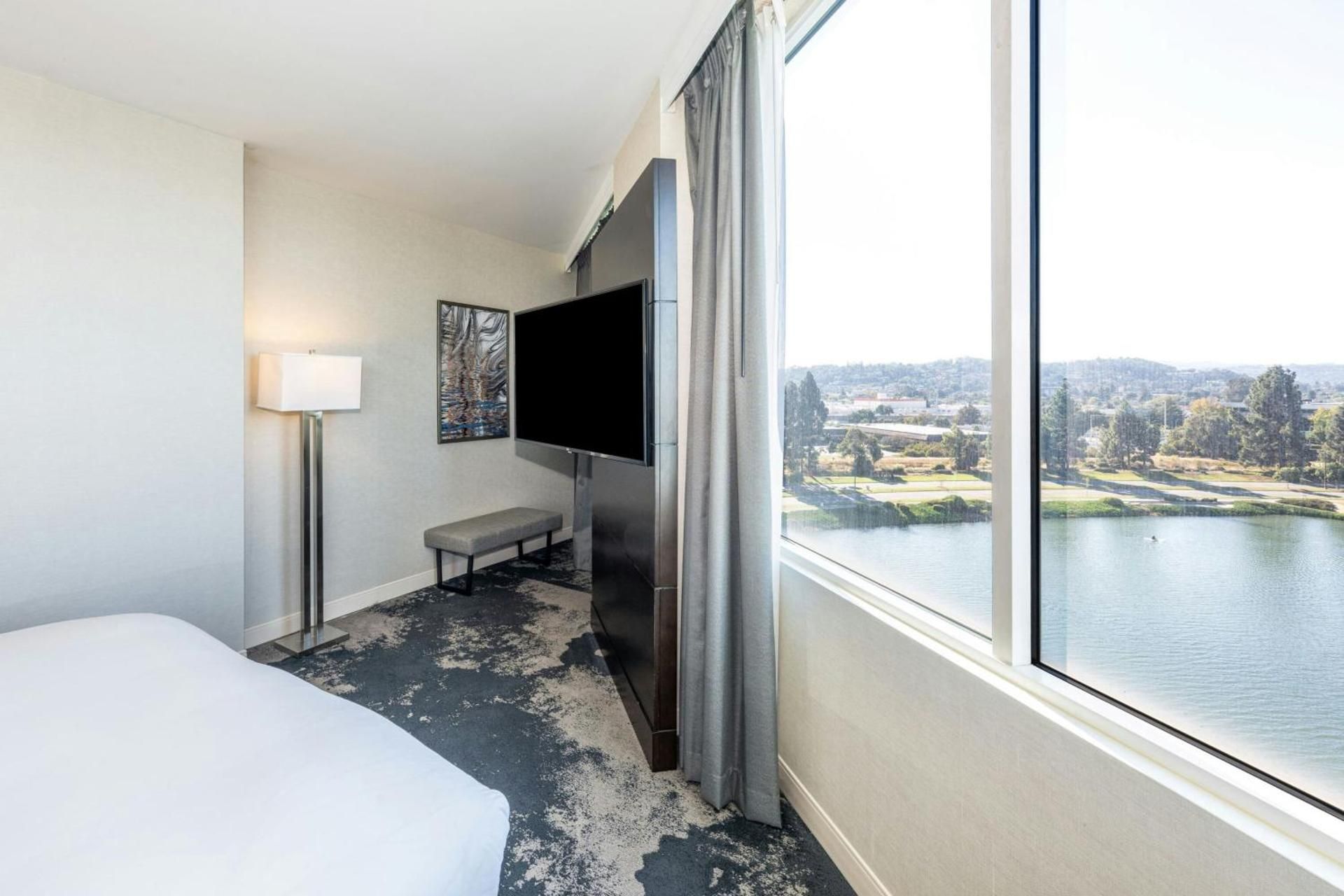 Deluxe Corner King Room