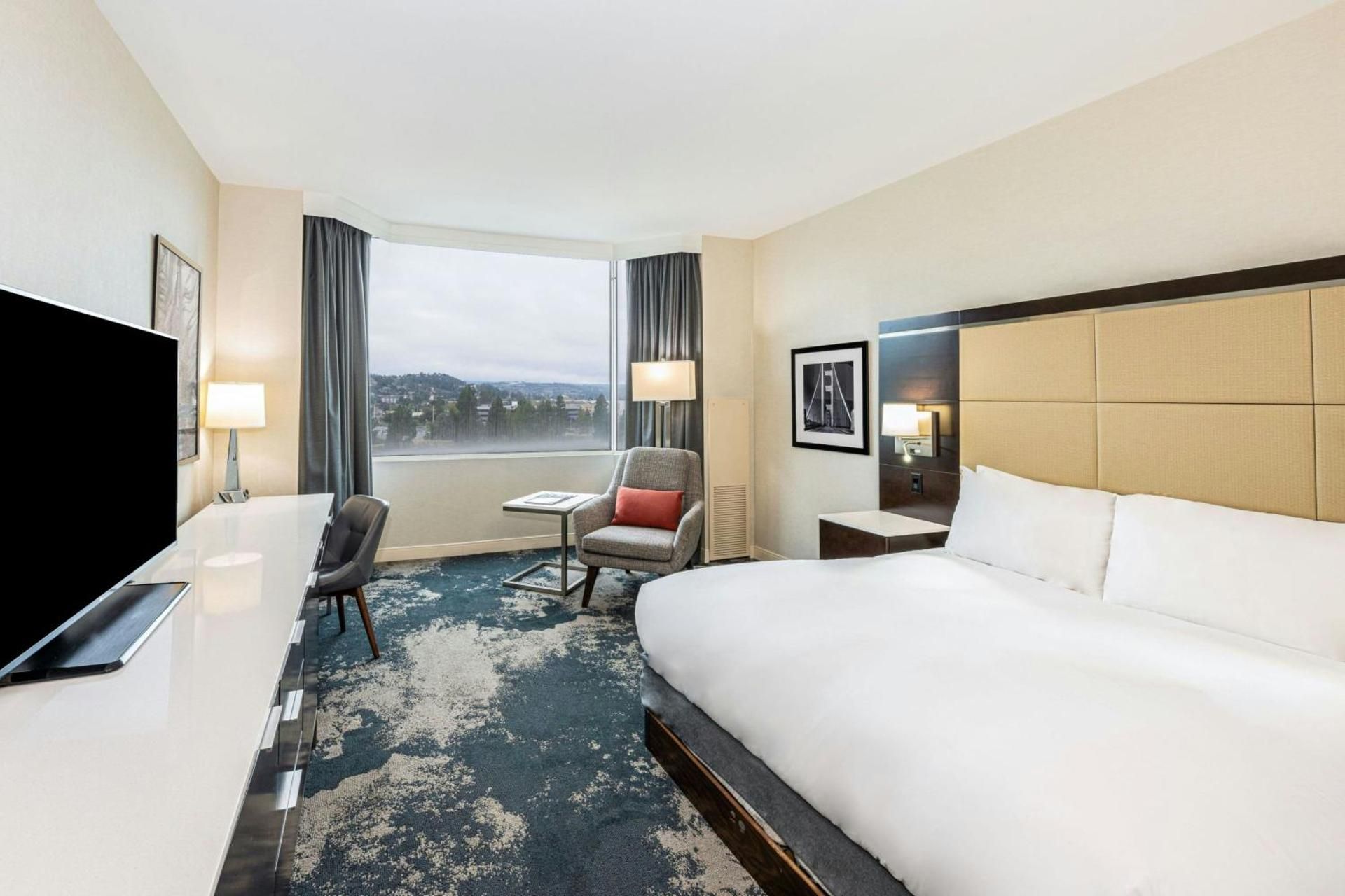Deluxe Corner King Room