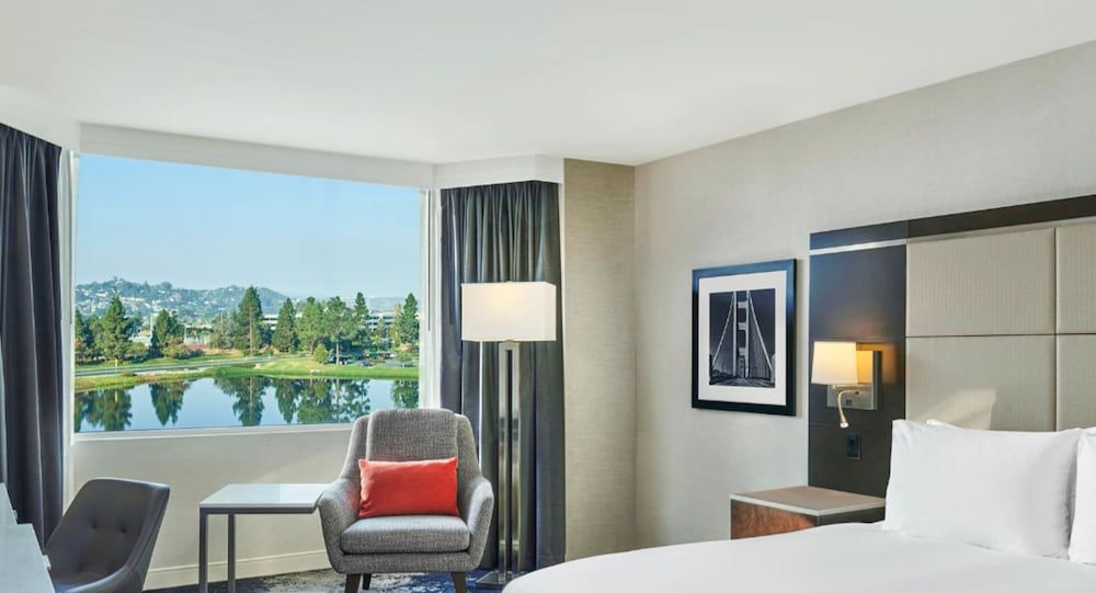 Deluxe Room, 1 King Bed (Mobility Accessible, Tub)