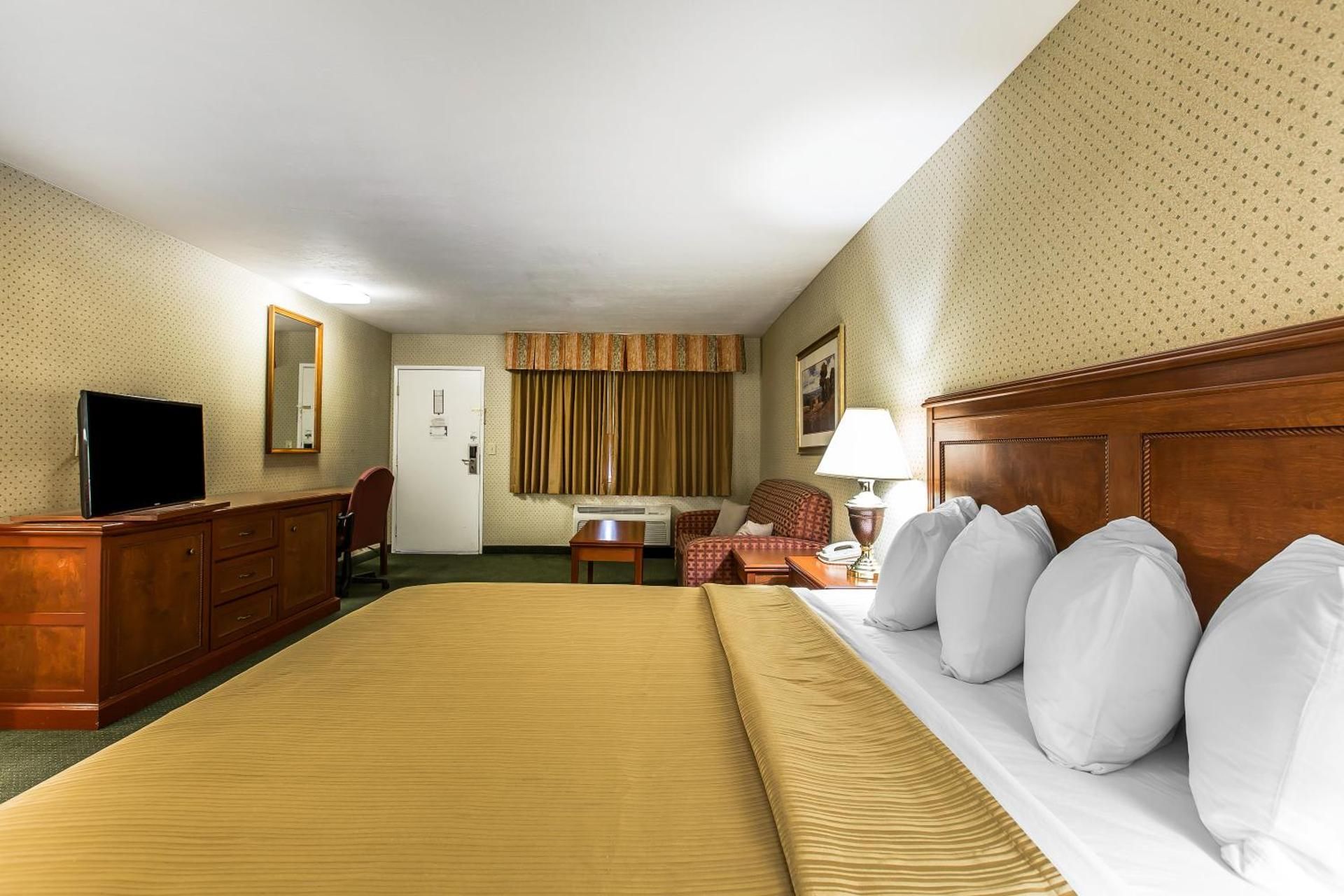 1 King Bed, Nonsmoking, Accessible