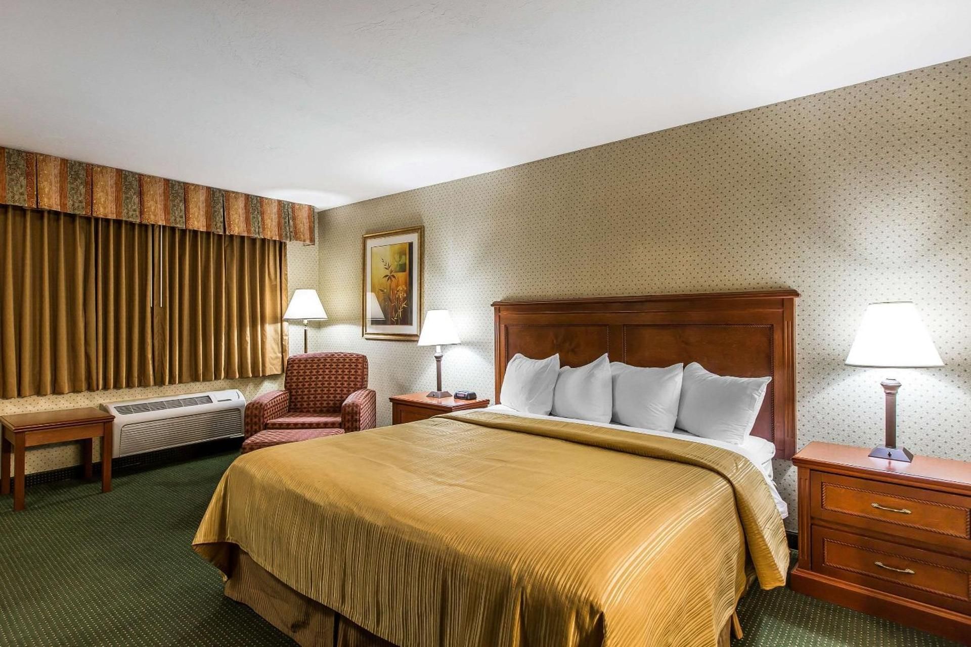1 King Bed, Nonsmoking