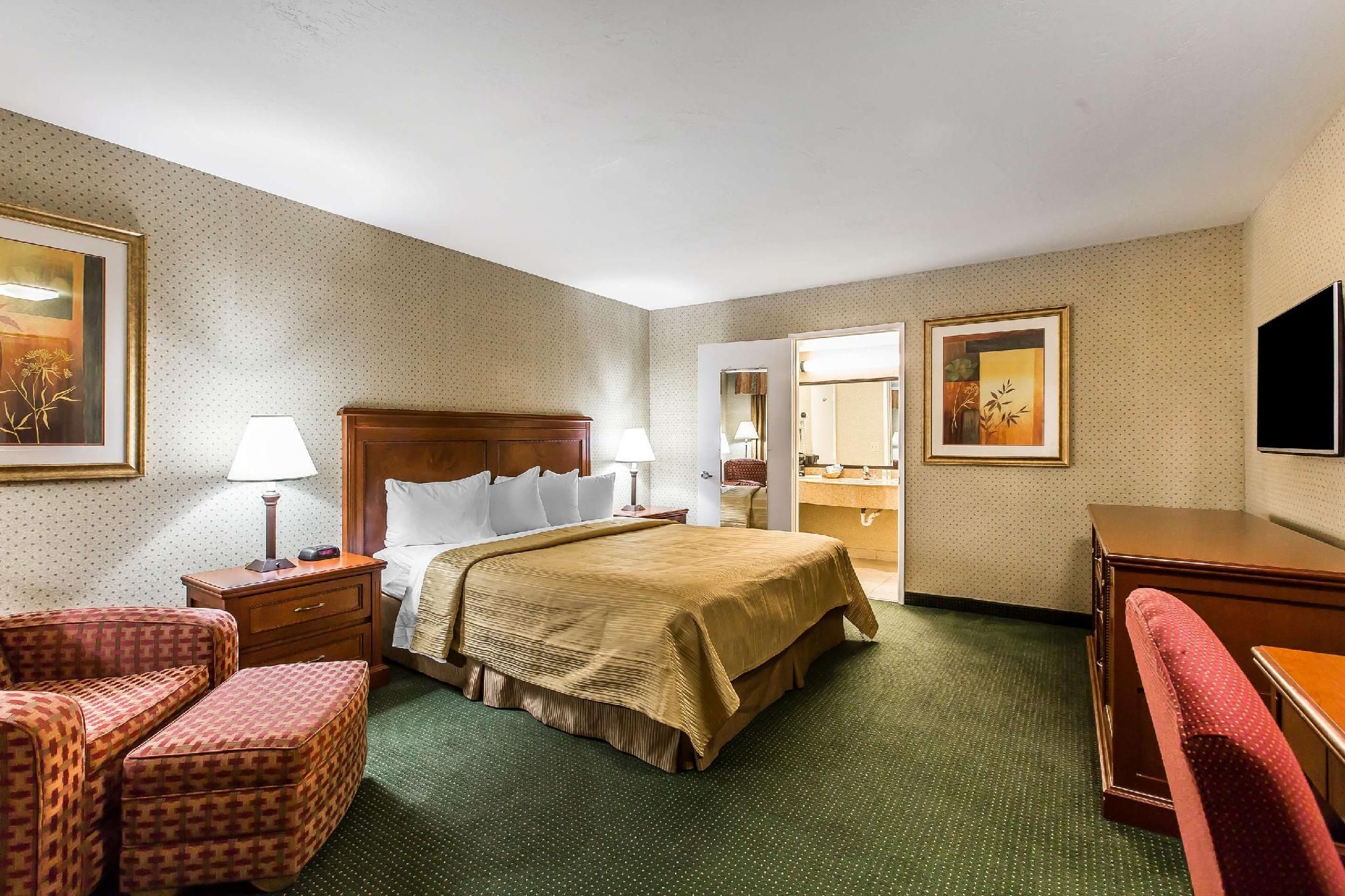 1 King Bed, Nonsmoking, Accessible