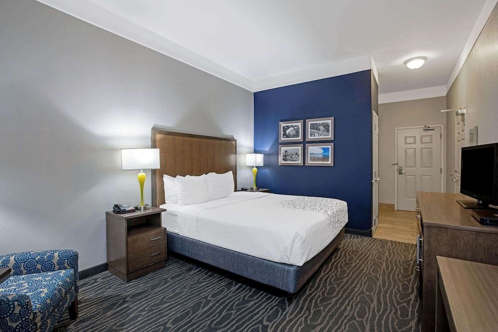 Deluxe Room, 1 King Bed, Accessible, Non Smoking (Mobility Accessible)