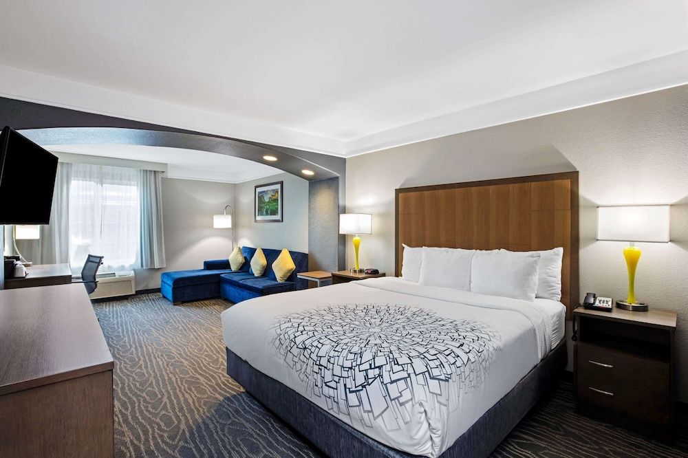 Deluxe Room, 1 King Bed, Accessible, Non Smoking (Mobility Accessible)