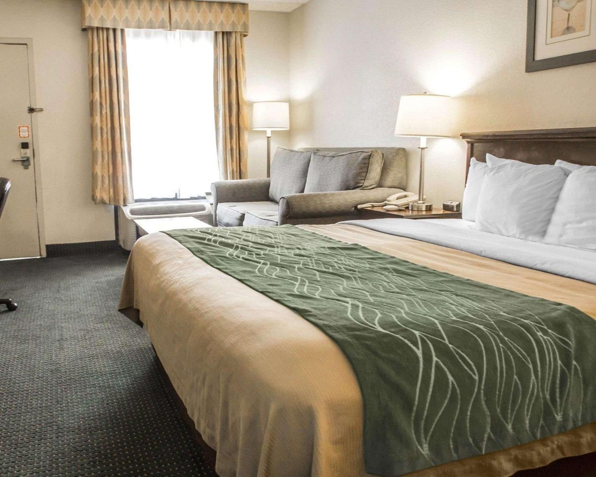 1 King Bed, Business Room, Nonsmoking, Upgrade