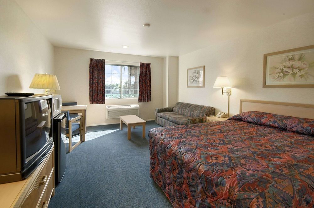 Standard Room, 1 King Bed