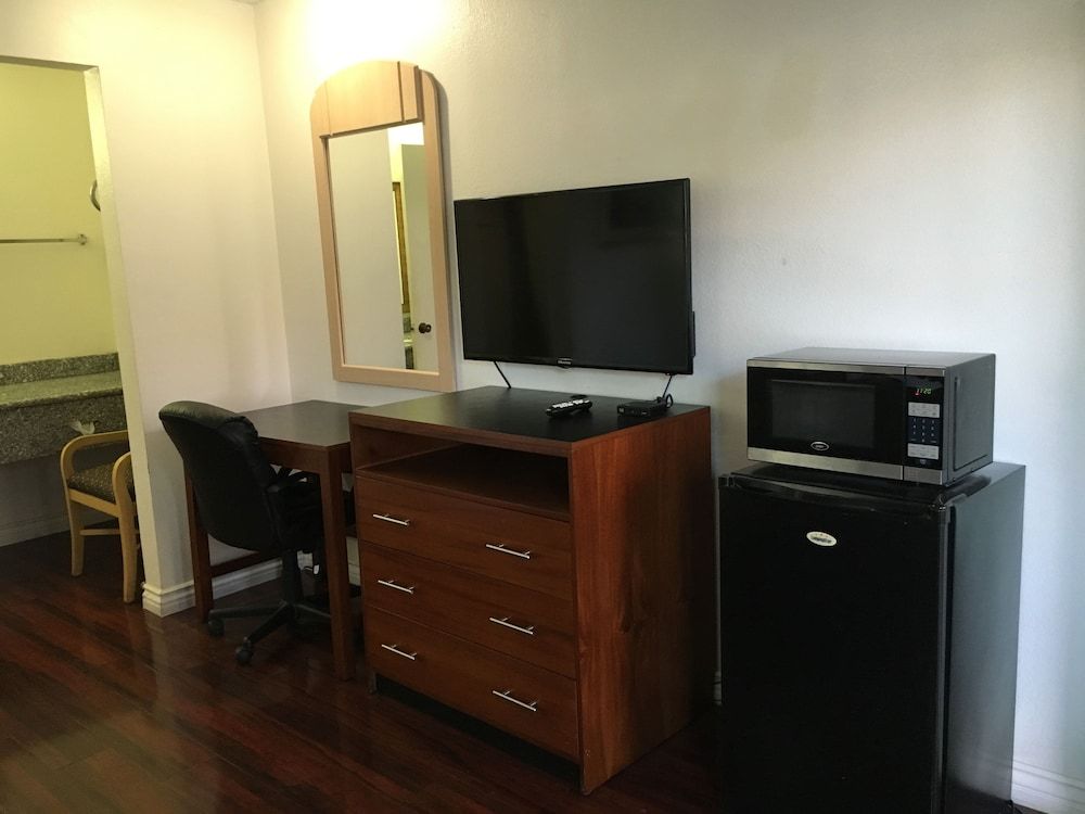 Riverside Inn & Suites
