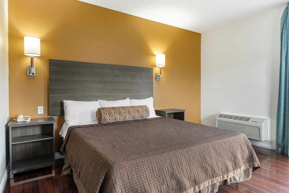 Riverside Inn & Suites