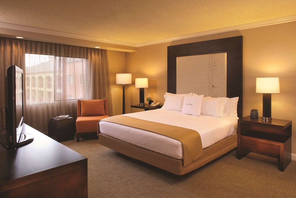 Suite, 1 King Bed, Accessible