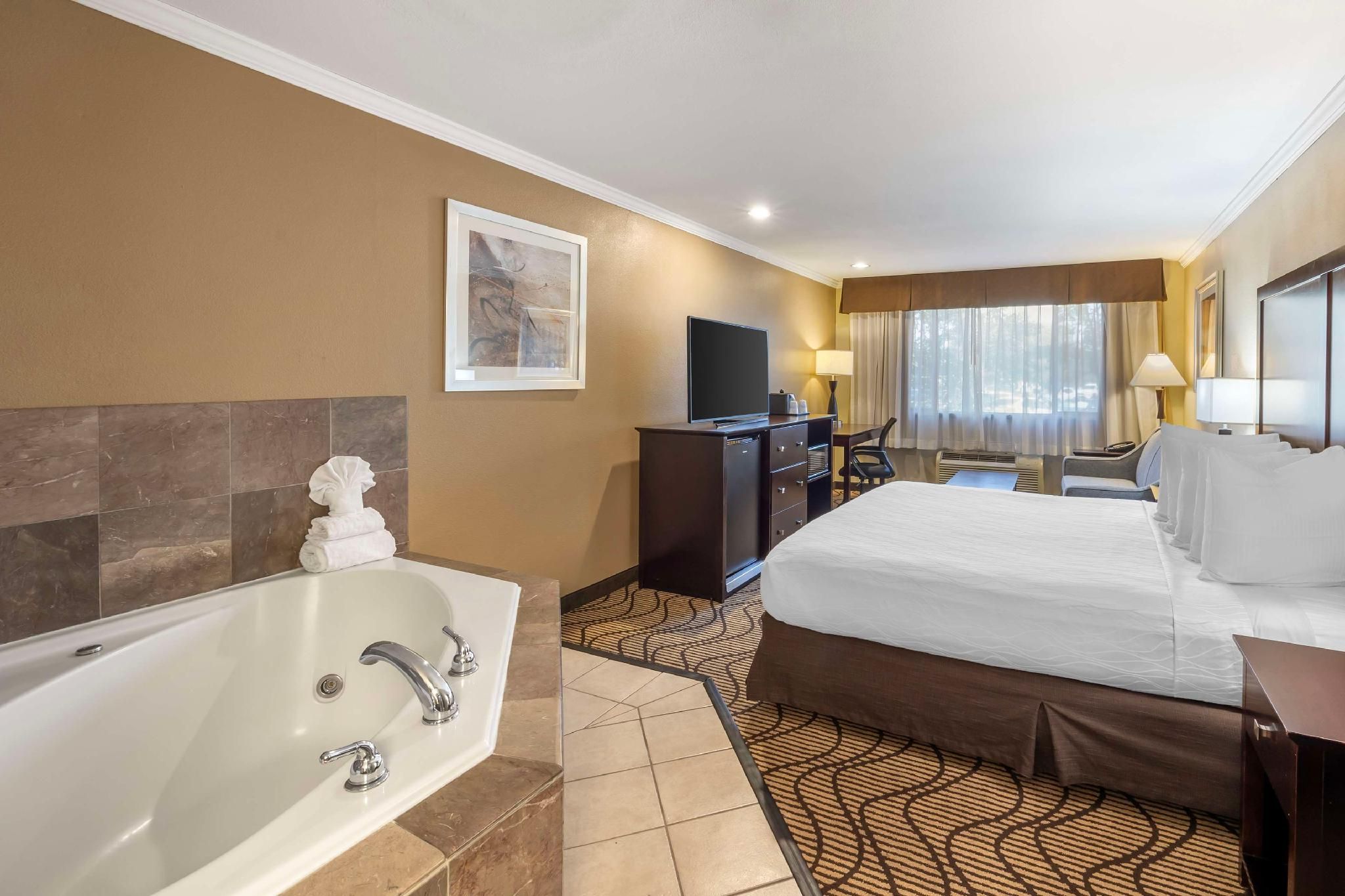 1 King Bed, Nonsmoking, Sofabed, Whirlpool, Interior Corridor