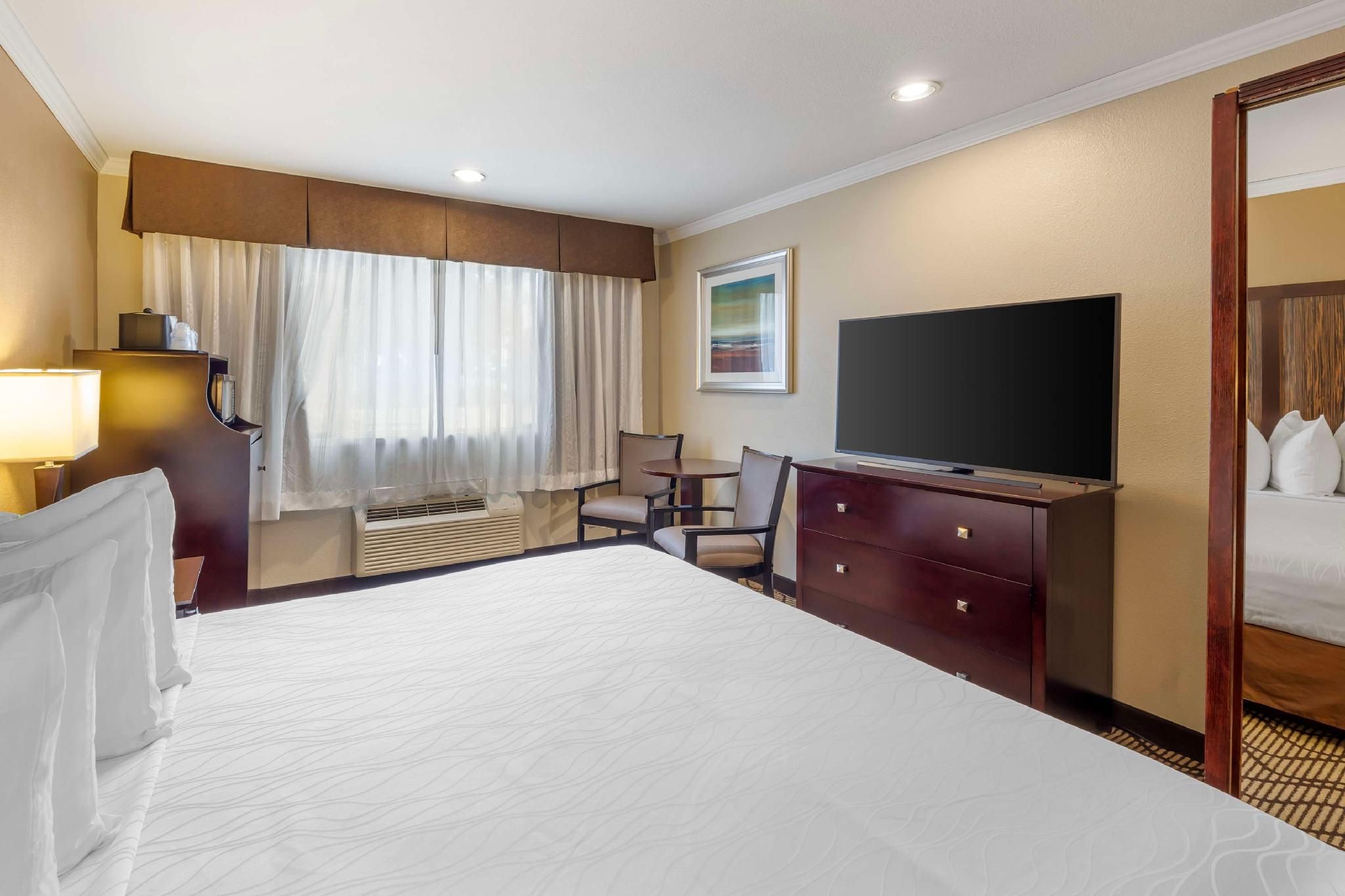 1 King Bed, Nonsmoking, Sofabed, Whirlpool, Interior Corridor