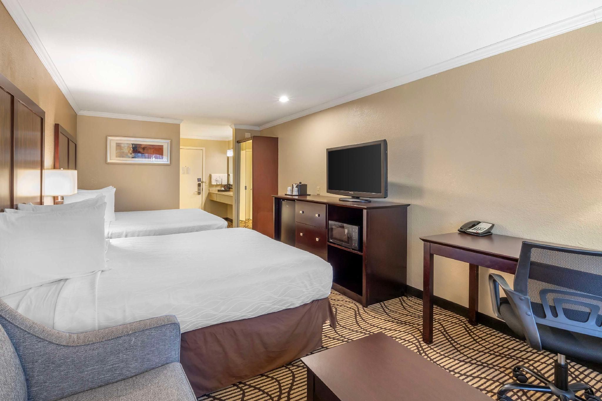 2 Queen Beds, Nonsmoking, Sofabed