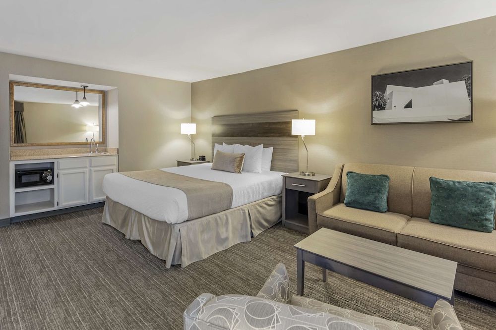 Best Western Plus Executive Inn Junior Suite, 1 King Bed with Sofa bed, Non Smoking, Balcony (with Sofabed)