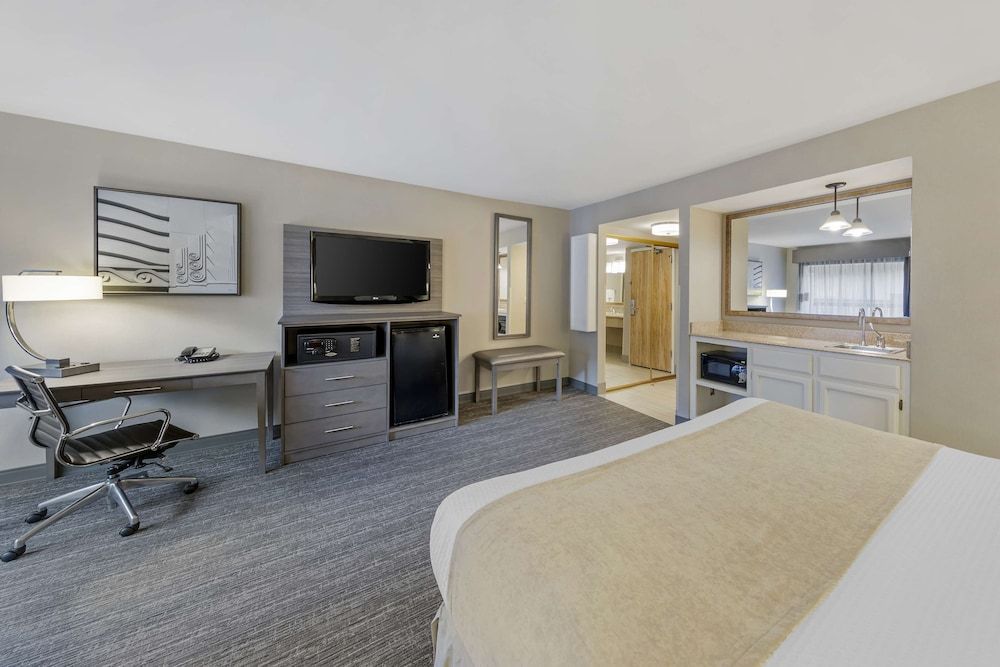 Best Western Plus Executive Inn Junior Suite, 1 King Bed with Sofa bed, Non Smoking, Balcony (with Sofabed) 2