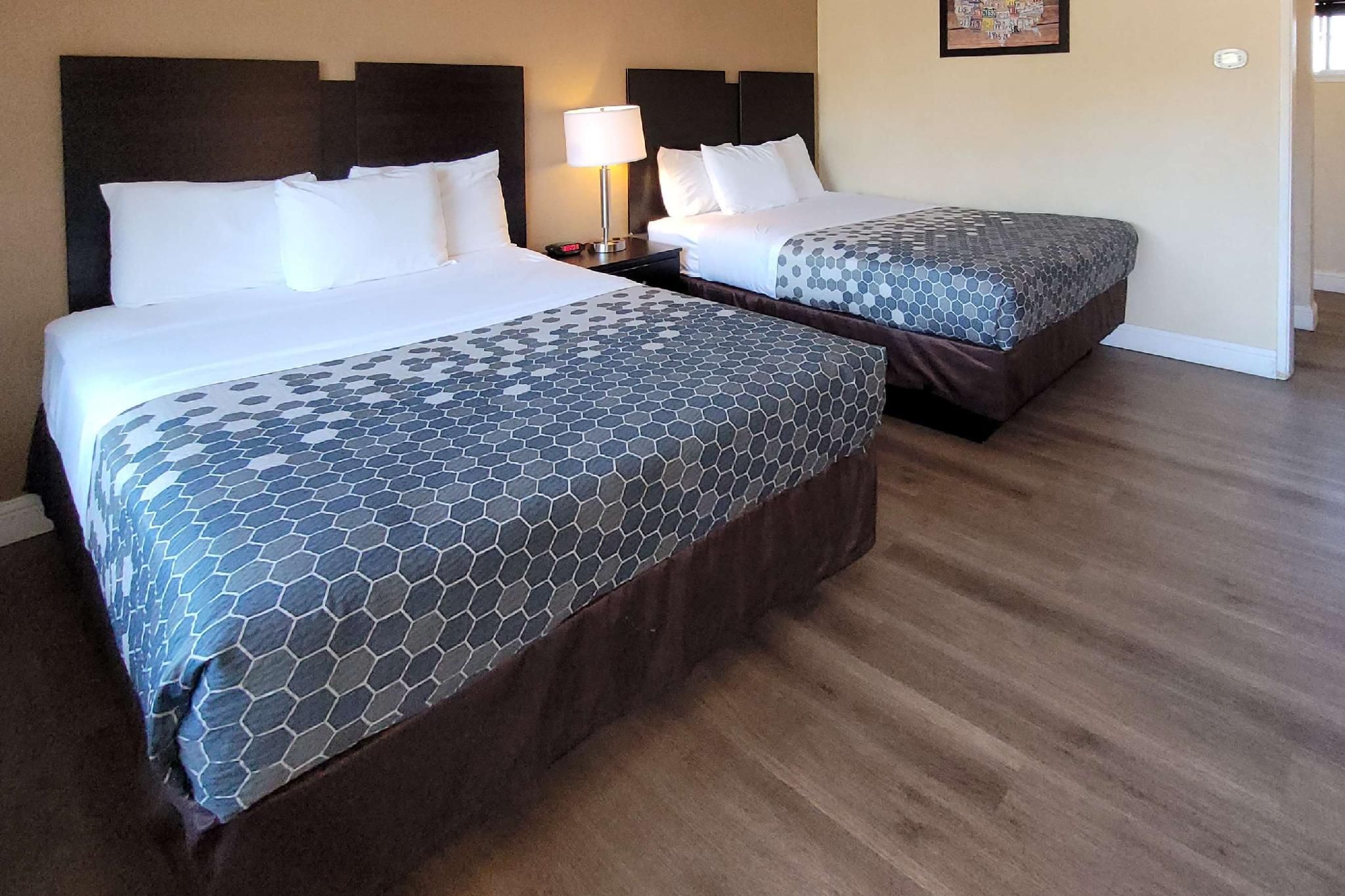 2 Queen Beds, Smoking