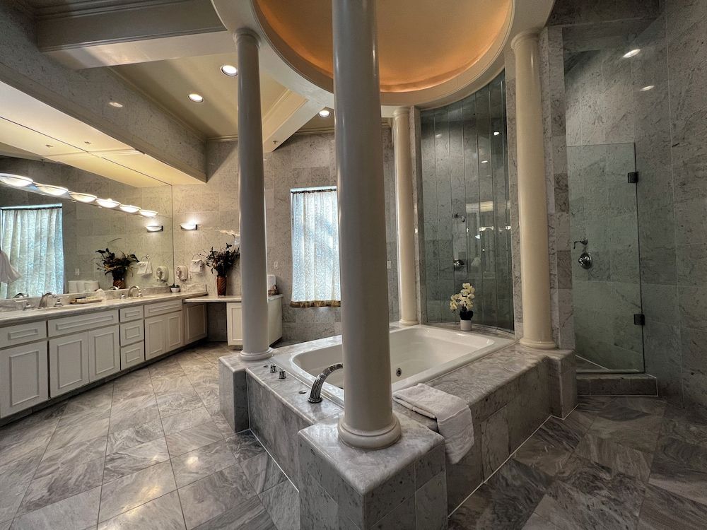 The Sterling Hotel King Grand Suite 3