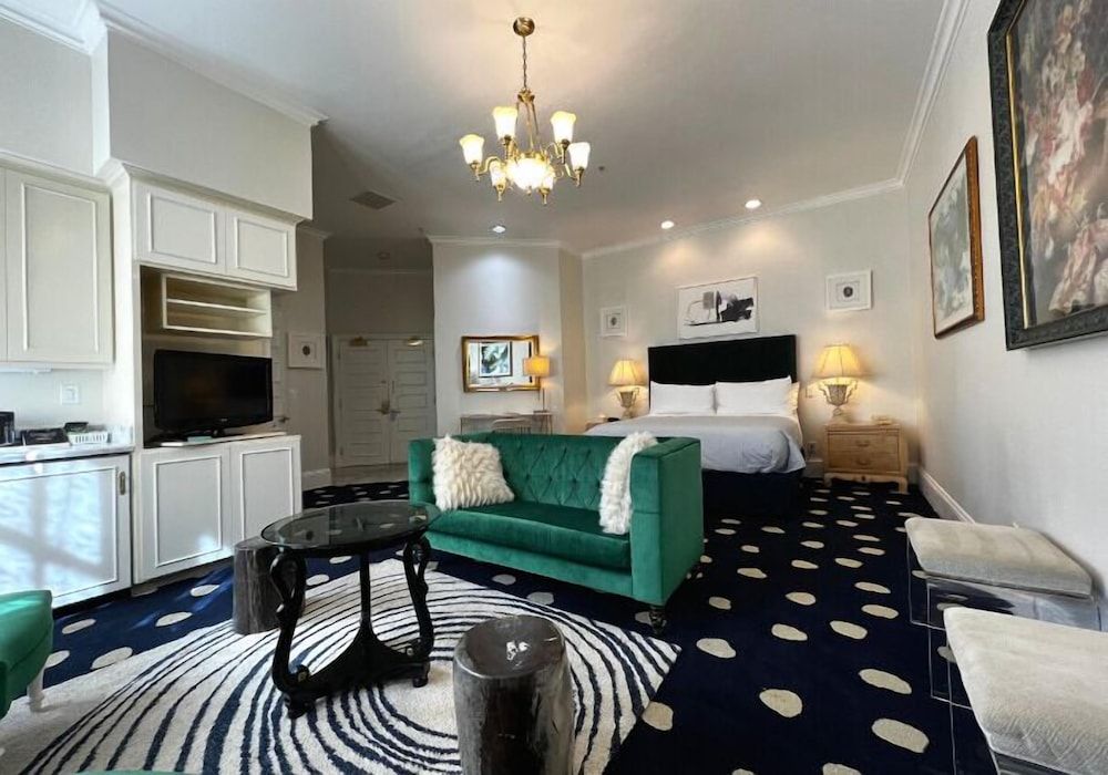 The Sterling Hotel King Grand Suite 2