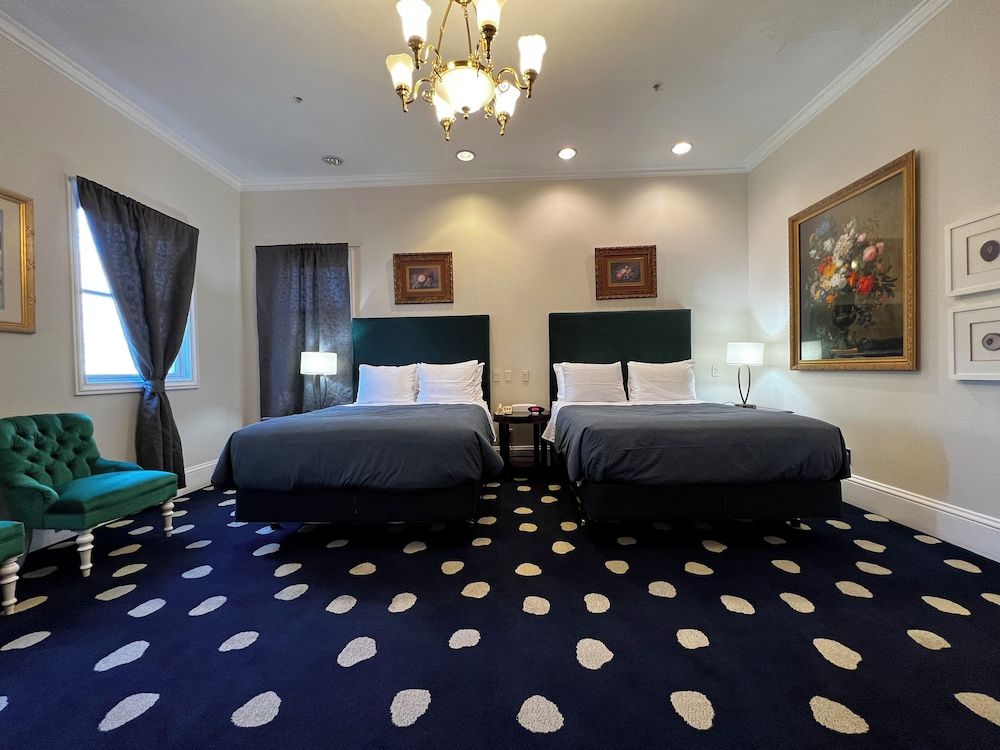 Deluxe Queen Suite