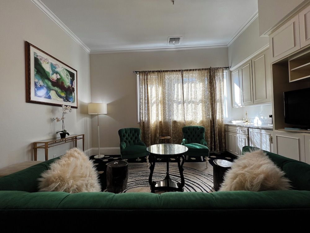 The Sterling Hotel King Grand Suite 4