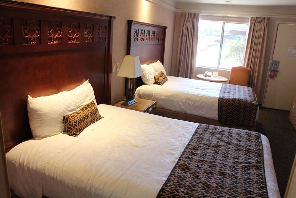 Laurel Inn Motel 2 Queen Beds, Fireplace