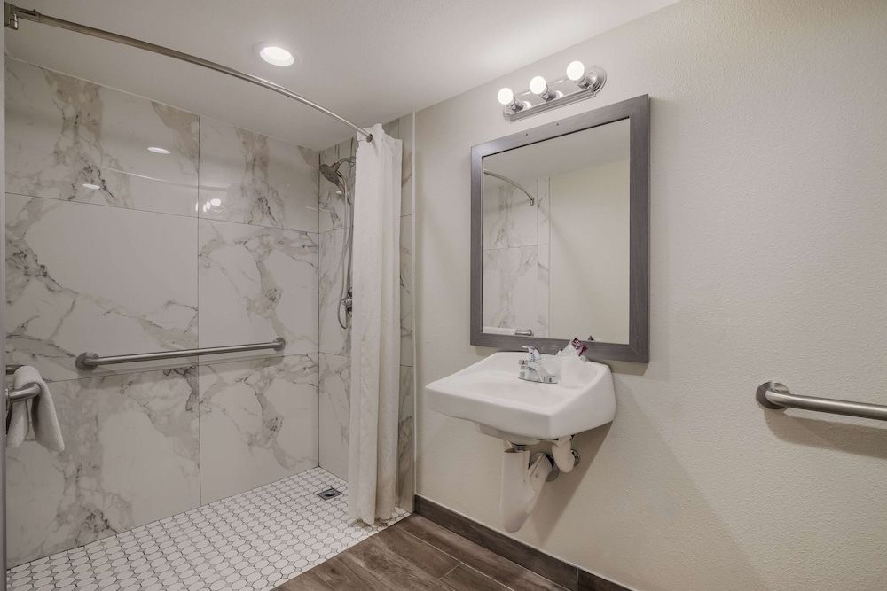 Rodeway Inn Room, 1 King Bed, Accessible, Non Smoking 5