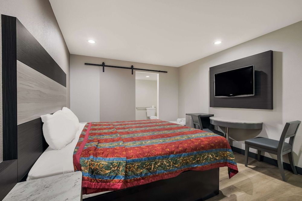 Rodeway Inn Room, 1 King Bed, Accessible, Non Smoking 2