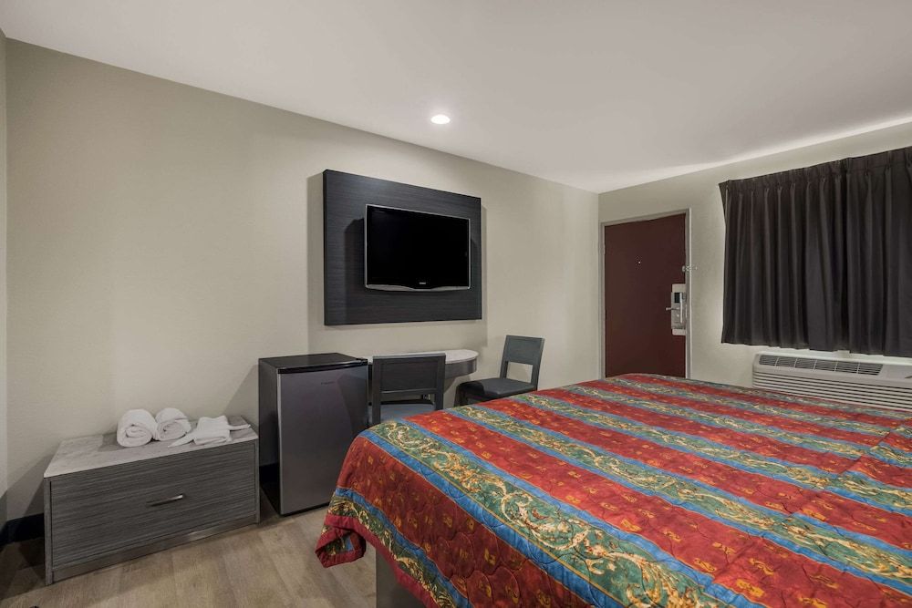 Rodeway Inn Room, 1 King Bed, Accessible, Non Smoking 3