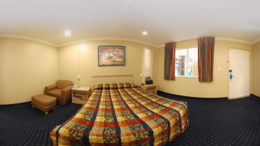 Studio 6 Suites – San Bernardino, CA Standard Room, 1 King Bed, Non Smoking, Refrigerator & Microwave 3