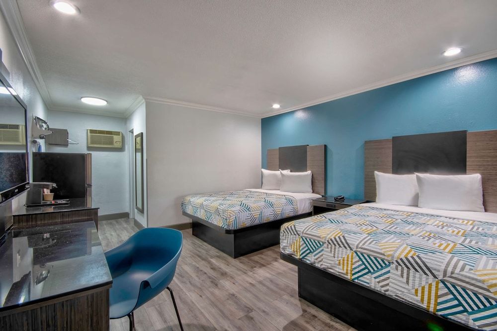 Studio 6 Suites – San Bernardino, CA Standard Room, 2 Queen Beds, Non Smoking 4