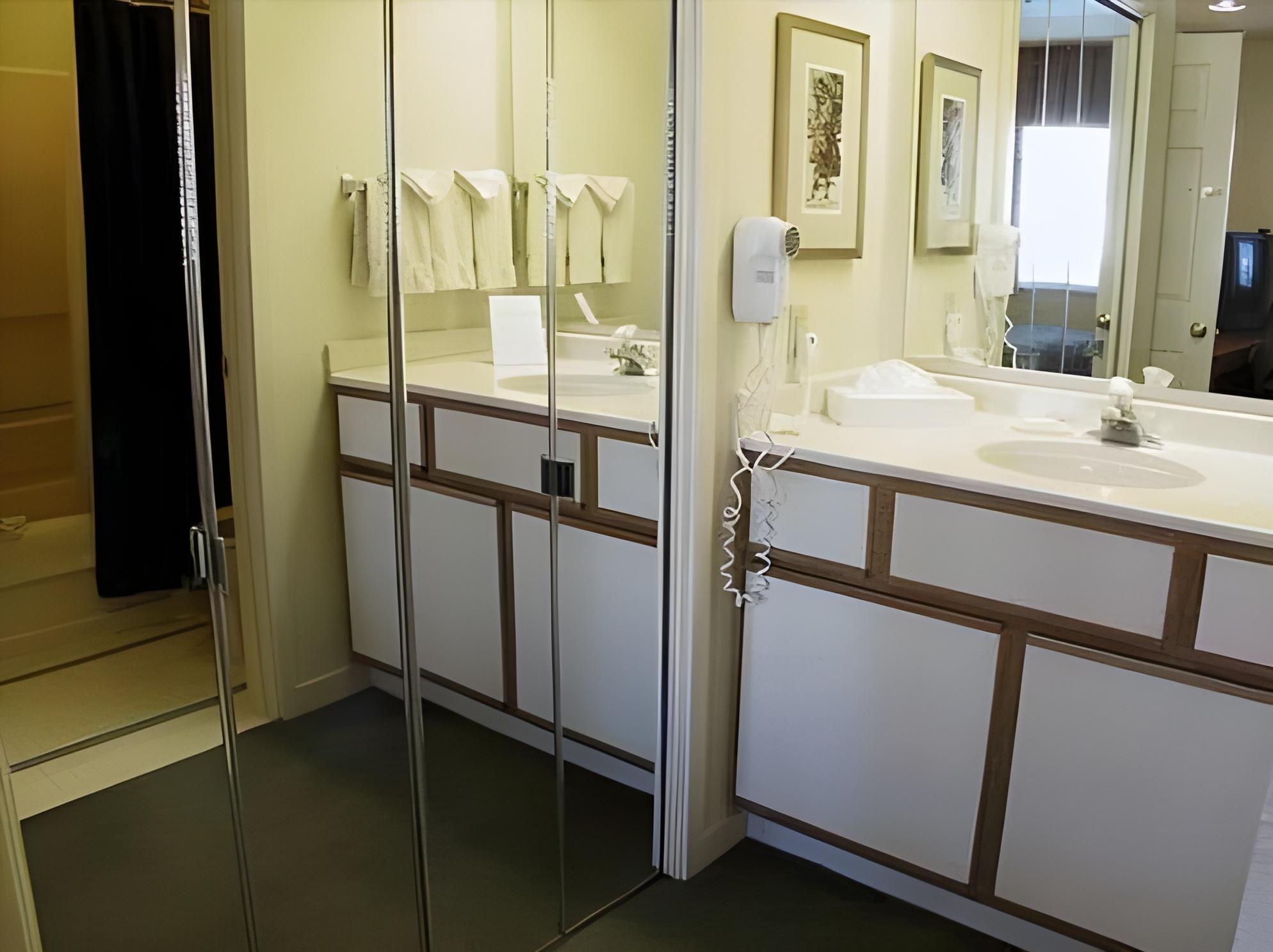 Mobility Accessible One Bedroom Suite Queen Bathtub