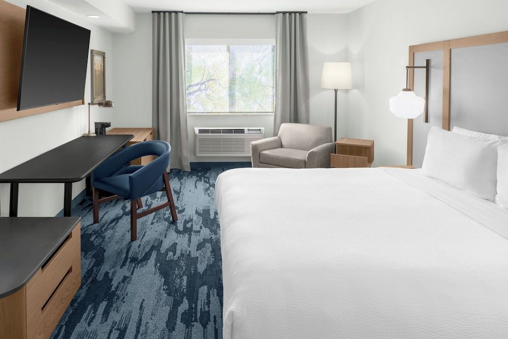 Room, 1 King Bed, Non Smoking (Mobility Accessible, Roll-In Shower)