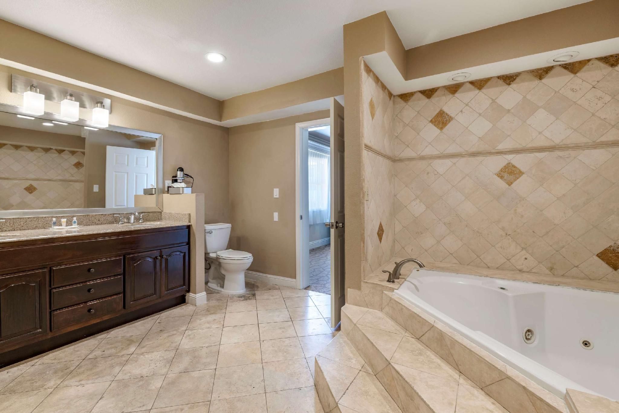 1 King Bed, Suite, Nonsmoking, Upgrade