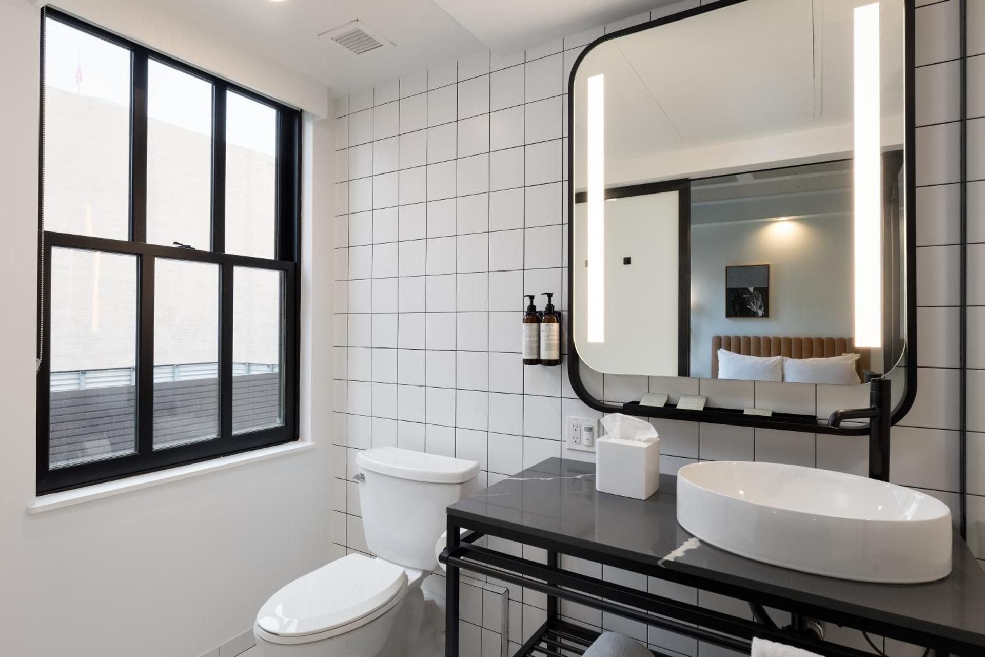 Smaller Cozy Queen Room - Mobility/Hearing Accessible with Tub