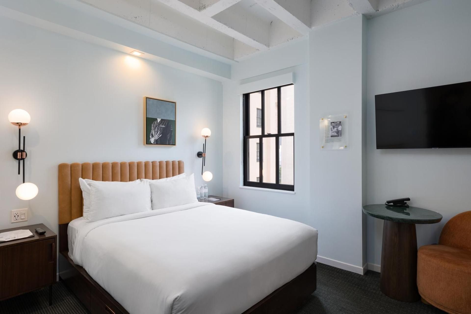 Smaller Cozy Queen Room - Mobility/Hearing Accessible with Tub